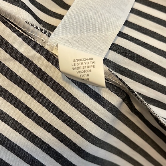 Banana Republic Tailored Fit Top – Size 2P - Picture 7 of 7